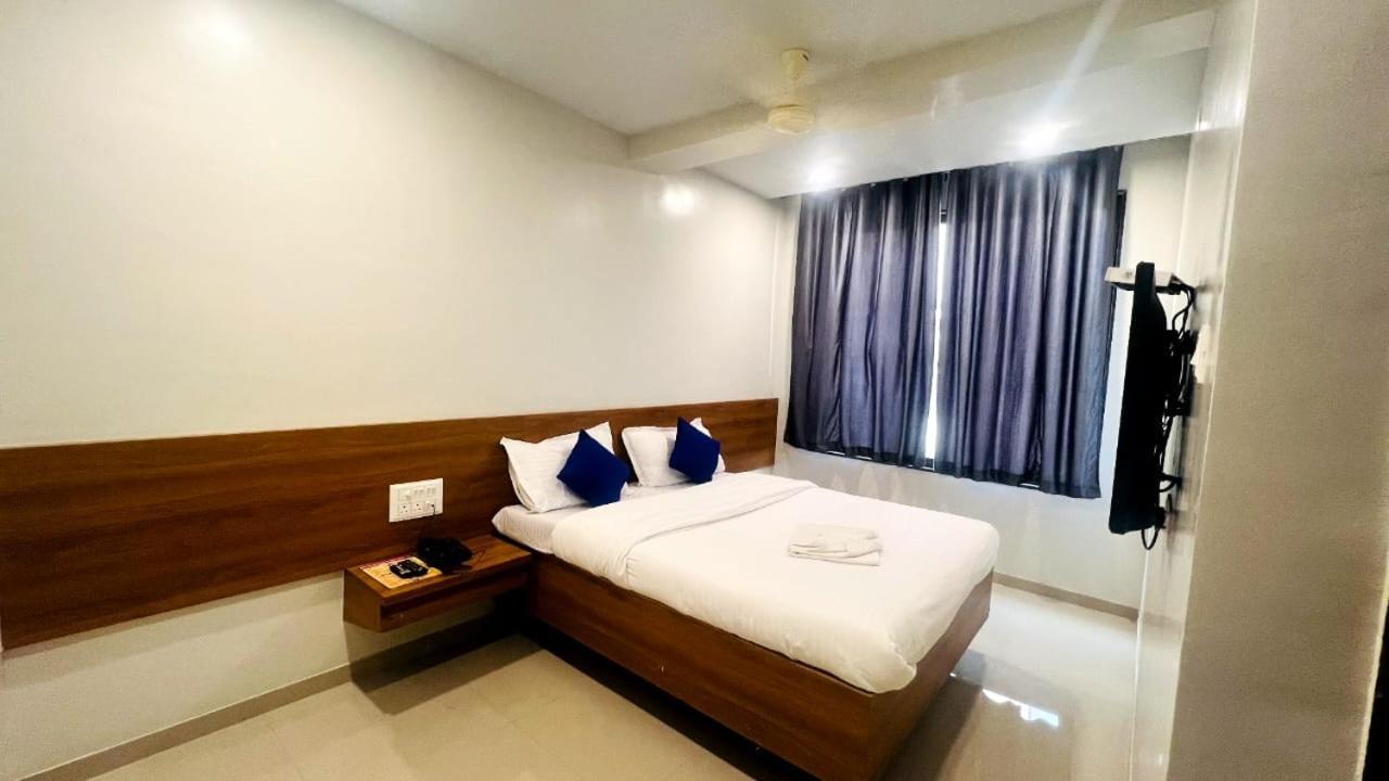 שירדי Hotel Sai Smruti חדר תמונה